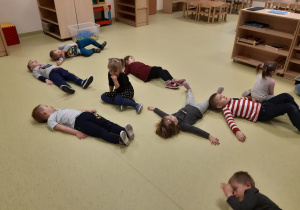 05 Przedszkolaki leżą na podłodze